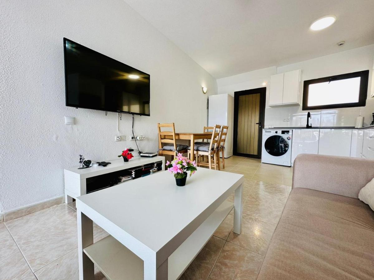 Ocean Front Cozy 2 Bedroom, 3 Beds Spacious- Netflix, Pool, Beach Lift & Fast Wifi Плайя-дель-Инглес Номер фото